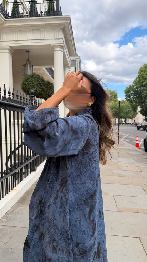 REÏWAH Fumé abaya in Burning Blue